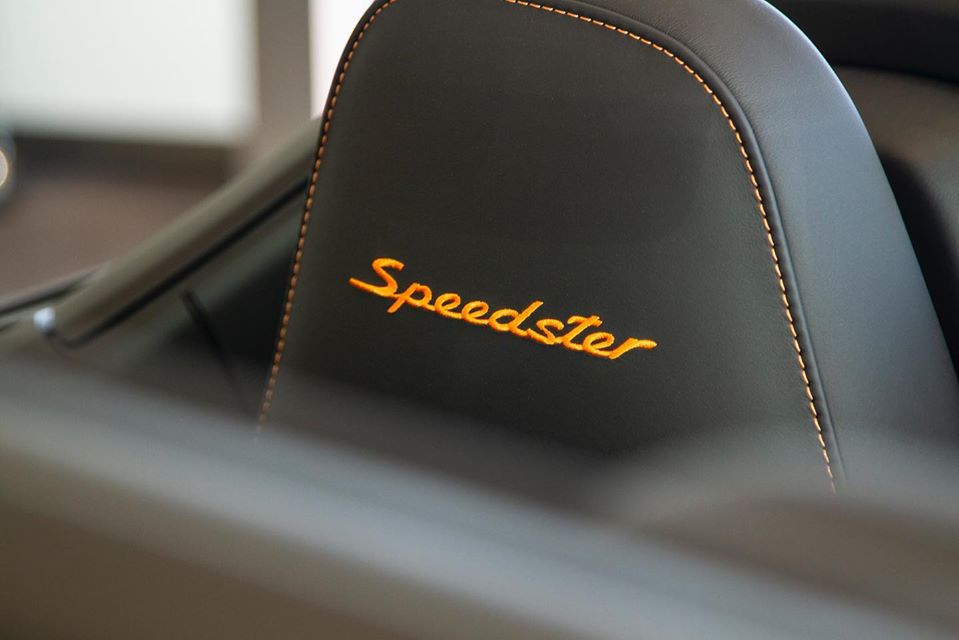 Nội thất của chiếc Porsche 911 Speedster mang m&agrave;u sơn Gulf Livery được trang bị ghế bọc da m&agrave;u đen chủ đạo c&ugrave;ng c&aacute;c điểm nhấn m&agrave;u cam như c&aacute;c đường chỉ tr&ecirc;n ghế ngồi hay v&ocirc; lăng. Logo &ldquo;Speedster&rdquo; tr&ecirc;n tựa ghế cũng được th&ecirc;u m&agrave;u cam nổi bật, c&ugrave;ng m&agrave;u với sắc cam tr&ecirc;n phần ngoại thất. 