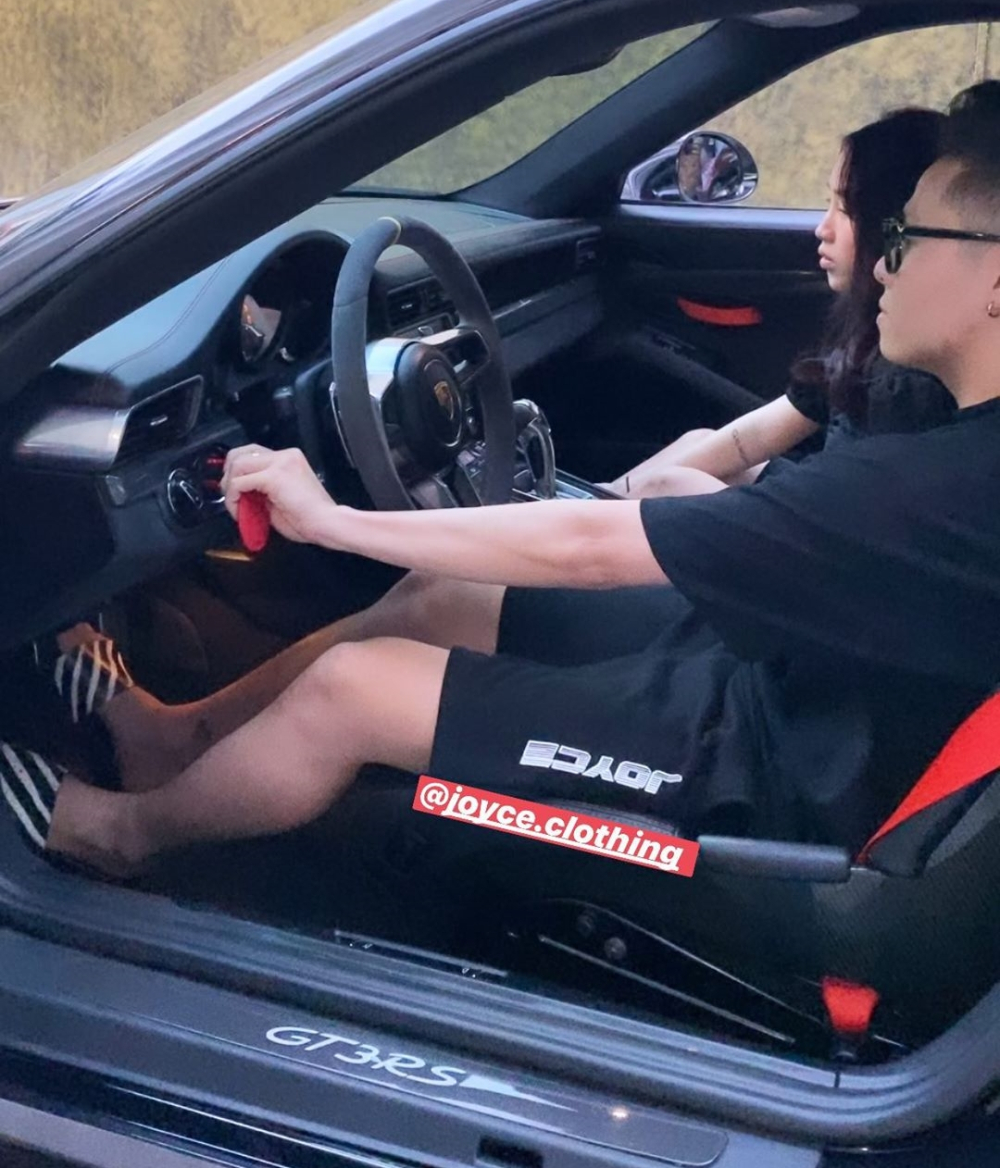 Con rể v&agrave; con g&aacute;i Minh Nhựa trong khoang l&aacute;i si&ecirc;u xe Porsche 911 GT3 RS đời cũ 