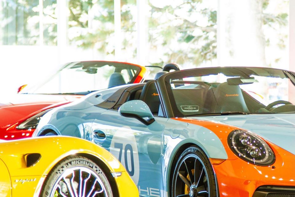 M&agrave;u sơn Gulf Livery tr&ecirc;n chiếc Porsche 911 Speedster n&agrave;y lấy cảm hứng từ những chiếc xe đua Porsche Gulf ở qu&aacute; khứ.