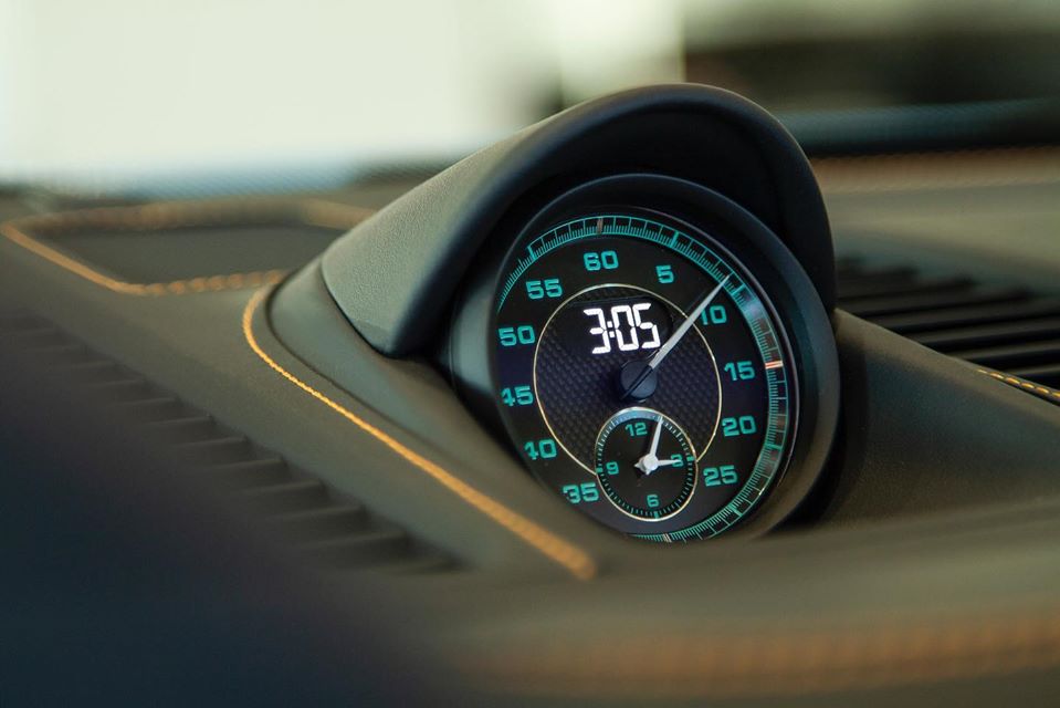 Nguồn cảm hứng thiết kế của Porsche 911 Speedster 2020 vốn bắt nguồn từ đ&agrave;n anh 356 Speedster trong qu&aacute; khứ. Thế nhưng, tr&aacute;i tim của mẫu xe mui trần hạng sang n&agrave;y lại lấy từ Porsche 911 GT3 .
