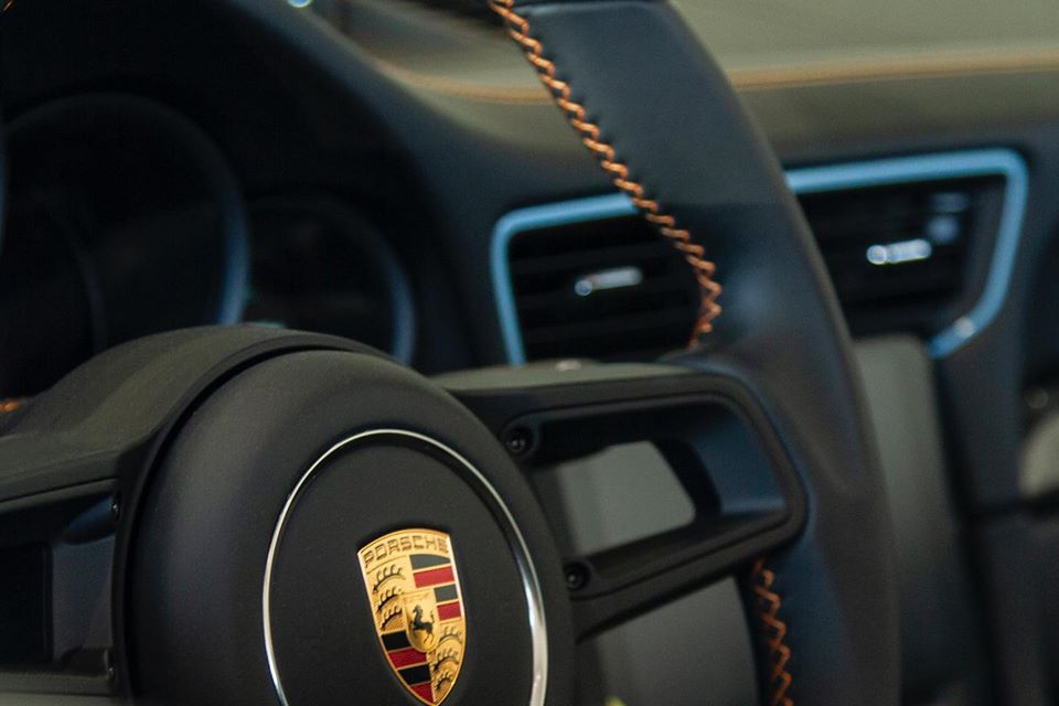 Tại thị trường Mỹ, Porsche 911 Speedster 2020 c&oacute; gi&aacute; khởi điểm từ 274.500 đ&ocirc; la, tương đương 6,42 tỷ đồng. Gi&aacute; b&aacute;n n&agrave;y chưa bao gồm 1.250 USD chi ph&iacute; vận chuyển v&agrave; giao xe. 
