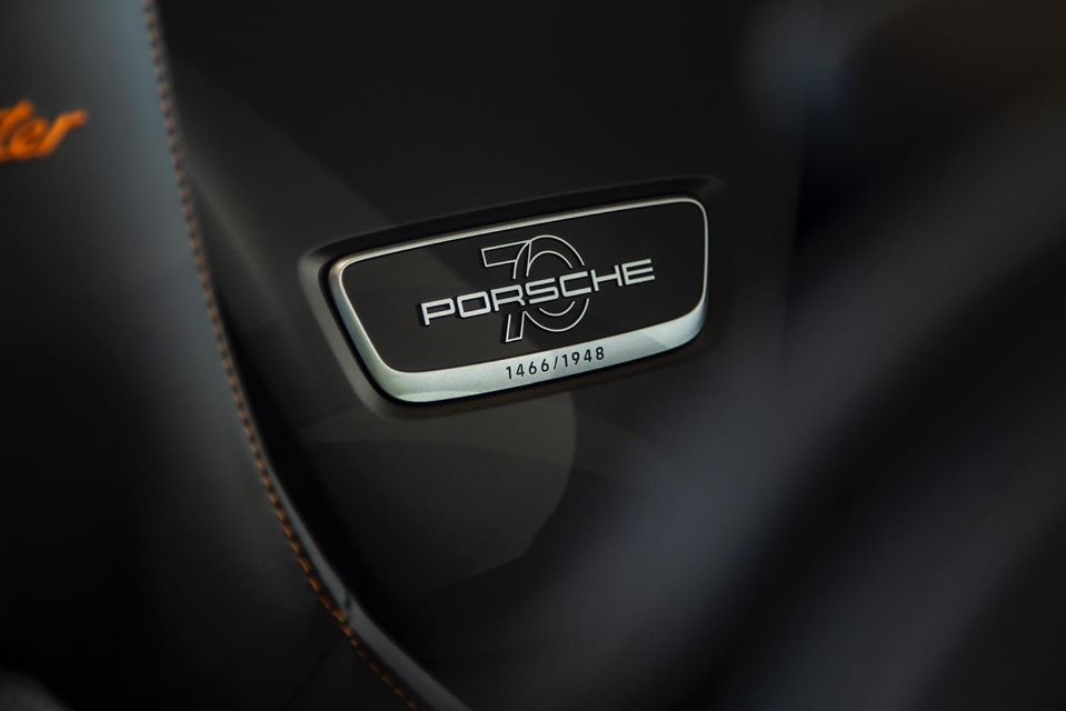  Ở phần giữa hai ghế ngồi được đ&iacute;nh bảng số với logo Porsche 70 c&ugrave;ng số thứ tự của chiếc xe l&agrave; 1466 tr&ecirc;n tổng số 1948 xe Porsche 911 Speedster được sản xuất.