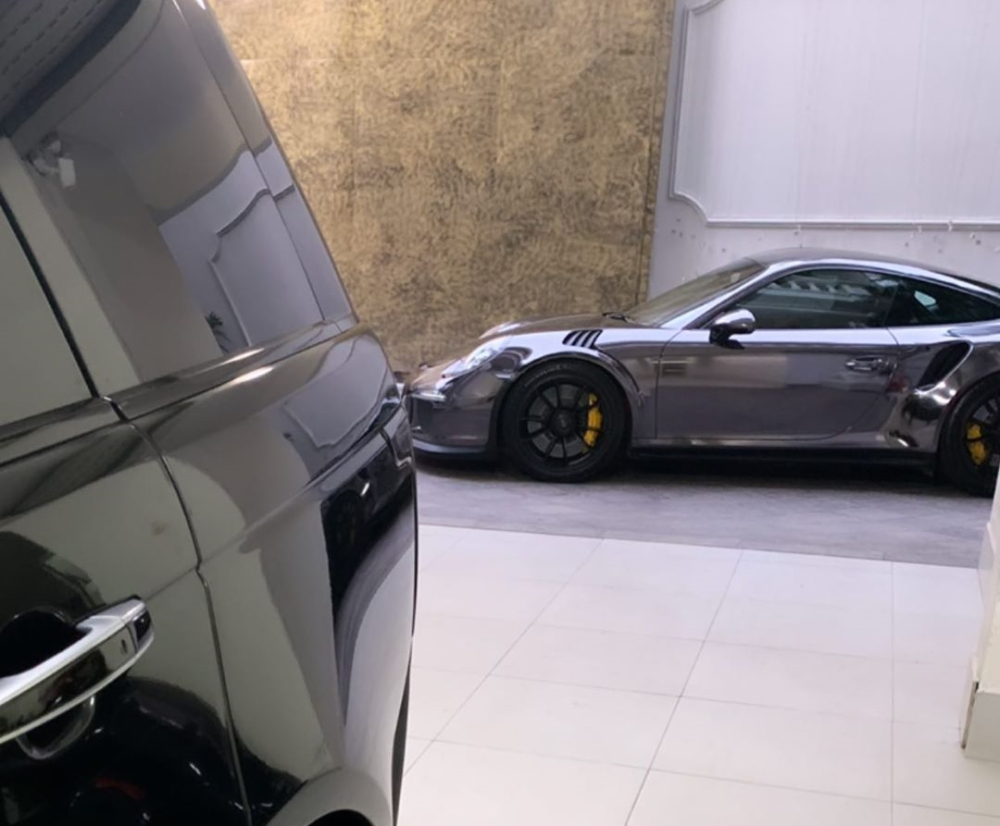 Chiếc siêu xe Porsche 911 GT3 RS này được cho mua lại từ một doanh nhân Hải Phòng, hiện chưa rõ ai là chủ nhân thực sự của mẫu xe này. Được biết, cả Minh Chiếc siêu xe Porsche 911 GT3 RS này được cho mua lại từ một doanh nhân Hải Phòng, hiện chưa rõ ai là chủ nhân thực sự của mẫu xe này. Được biết, cả Minh Nhựa và mẹ ruột của Phạm Trần Nguyễn Minh Phạm đều là những người chơi siêu xe rất nổi tiếng tại Việt Nam. Trước khi khoe video chiếc siêu xe Porsche 911 GT3 RS, cả con rể và con gái của Minh Nhựa cũng từng có những bức ảnh chụp siêu xe thu hút hàng chục nghìn lượt likes trên mạng xã hội.