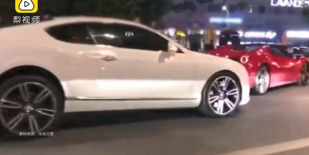 Bentley Continental GT Speed t&ocirc;ng v&agrave;o đu&ocirc;i si&ecirc;u xe Ferrari 488 Spider m&agrave;u đỏ