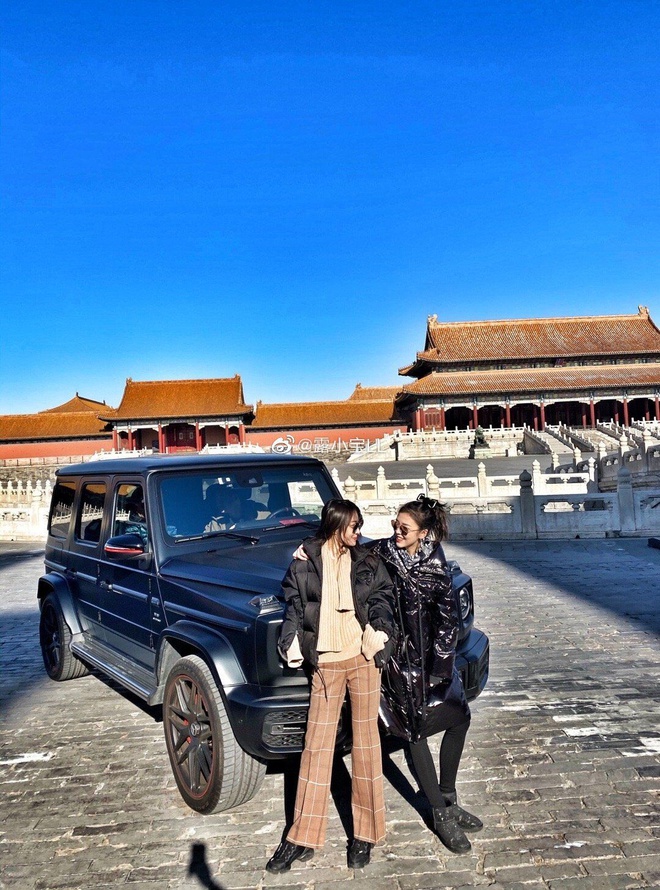 Lộ Tiểu Ngọc c&ugrave;ng bạn chụp ảnh với Mercedes-AMG G63 Edition 1 tại di t&iacute;ch Tử Cấm Th&agrave;nh