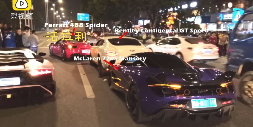 Hiện trường vụ tai nạn của c&aacute;c si&ecirc;u xe tại Trung Quốc. B&ecirc;n tr&aacute;i c&ograve;n c&oacute; Lamborghini Aventador LP750-4 SV