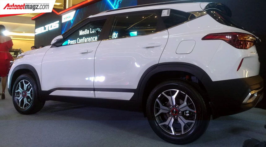 Mẫu SUV cỡ B n&agrave;y d&ugrave;ng v&agrave;nh 17 inch ở 2 bản cao cấp