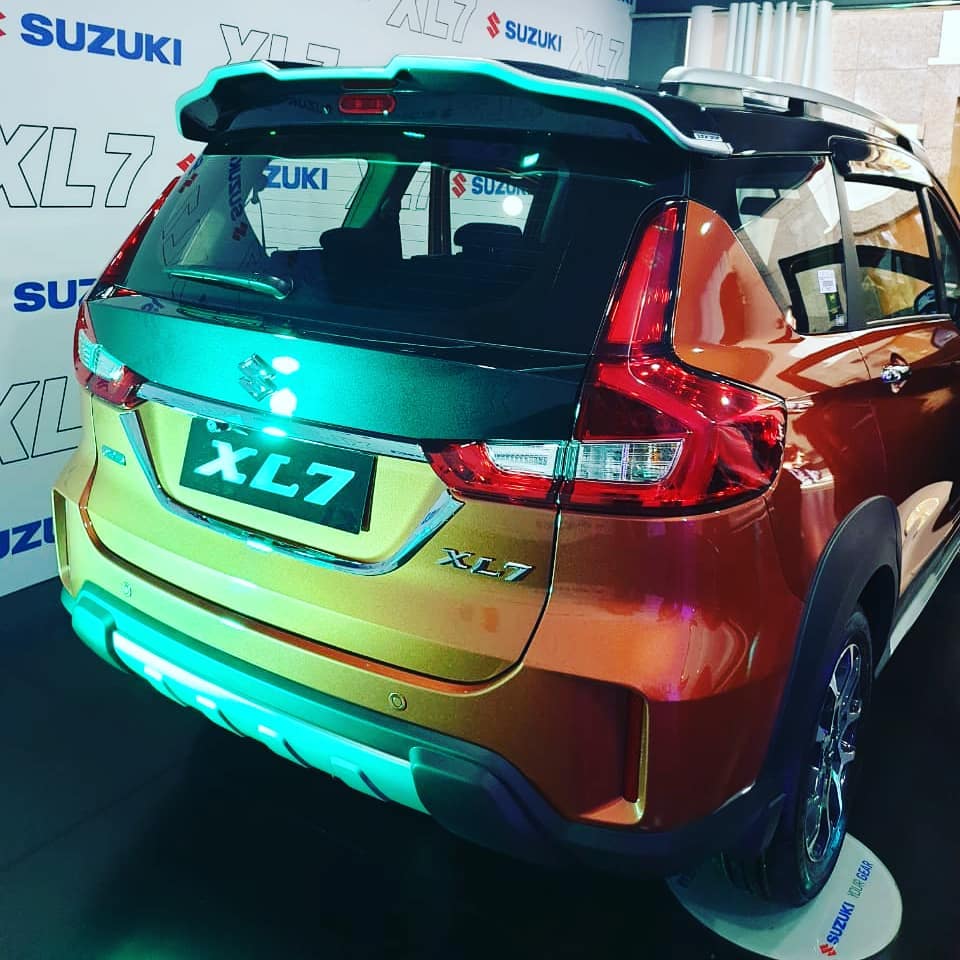 Suzuki XL7 2020 c&oacute; nẹp mạ cr&ocirc;m tr&ecirc;n cửa cốp v&agrave; c&aacute;nh gi&oacute; mui m&agrave;u bạc