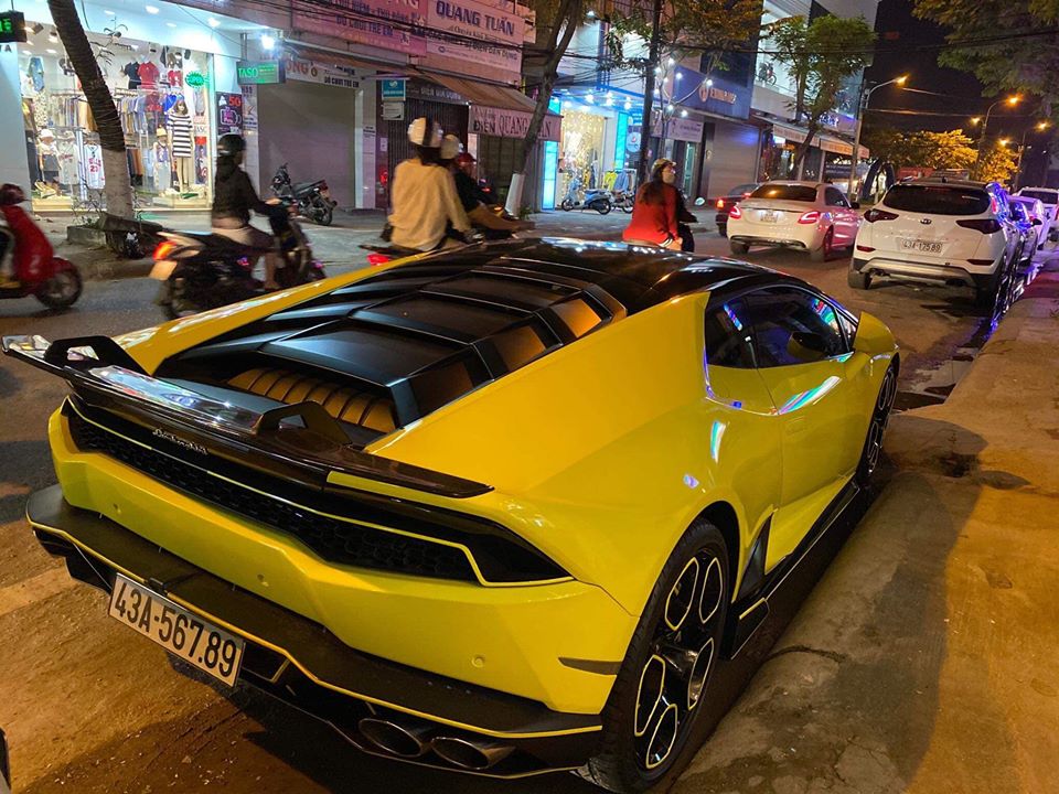 Ngoại hình xe còn mang gói độ body kit carbon của Vorsteiner