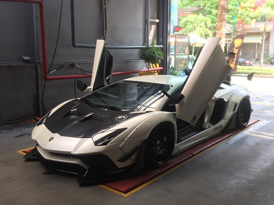 V&agrave; nay đ&atilde; diện &aacute;o mới trắng nh&aacute;m để chơi Tết Nguy&ecirc;n đ&aacute;n. Chủ nh&acirc;n của chiếc Lamborghini Aventador Limited Edition 50 n&agrave;y c&ograve;n sở hữu mẫu SUV hạng sang Mercedes-AMG G63 2019 m&agrave;u trắng