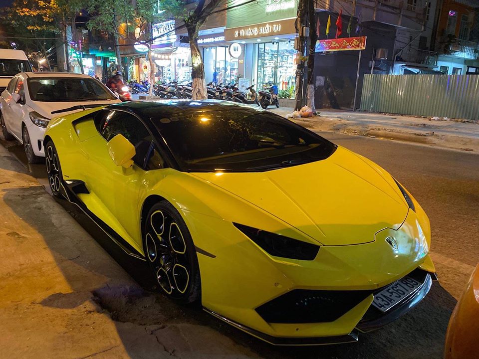 Chiếc siêu xe Lamborghini Huracan LP610-4 mang biển số 43A-567.89 có bộ áo vàng chanh neon nổi bật