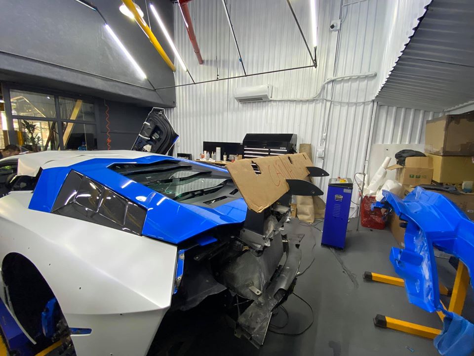 Chiếc si&ecirc;u xe Lamborghini Aventador Limited Edition 50 trong qu&aacute; tr&igrave;nh thay &aacute;o trắng nh&aacute;m