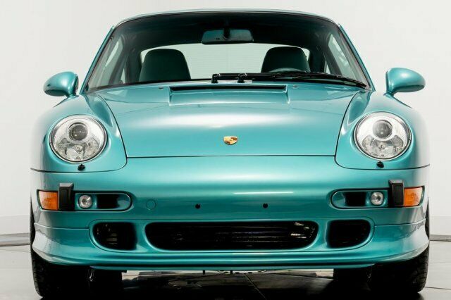 Một số chiếc xe thể thao Porsche 993 Turbo S 1997 hiện đang trong tầm ngắm của giới đam m&ecirc; xe Porsche, tuy nhi&ecirc;n, nếu hay tin c&oacute; một chiếc Porsche 911 đời 993 được chủ xe rao b&aacute;n với mức 899.900 đ&ocirc; la, tương đương 20,9 tỷ đồng sẽ khiến kh&ocirc;ng &iacute;t người cảm thấy cho&aacute;ng