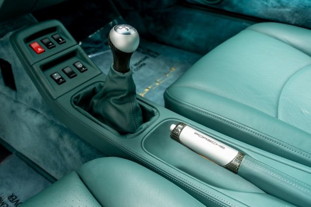 Qua 23 năm sử dụng, chiếc Porsche 993 Turbo S 1997 đang được rao b&aacute;n hơn 20 tỷ đồng trong t&igrave;nh trạng gần như mới toanh khi số đồng hồ c&ocirc;ng tơ m&eacute;t hiện đang dừng ở con số 856 km. Những chi tiết sơn b&ecirc;n ngo&agrave;i cũng c&ograve;n mới trong khi nội thất vẫn giữ được độ mới v&agrave; ghế ngồi c&ograve;n chưa bị nhăn.