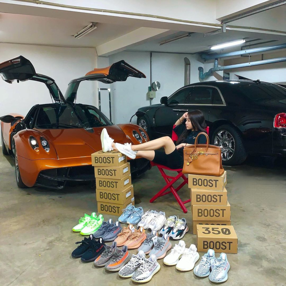 Con gái Minh Con gái Minh Nhựa bên đóng giầy Adidas Yeezy Boost 350 V2 và chiếc siêu xe triệu đô Pagani Huayra