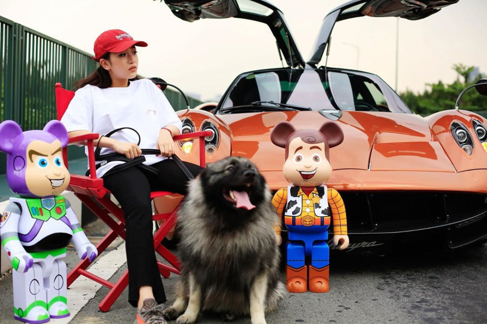 Những đồ chơi mô hình Bearbrick này có giá không hề rẻ. Còn chiếc Pagani Huayra phía sau có giá hơn 80 tỷ đồng, đây hiện là siêu xe đắt nhất tại Việt Nam. Những đồ chơi mô hình Bearbrick này có giá không hề rẻ. Còn chiếc Pagani Huayra phía sau có giá hơn 80 tỷ đồng, đây hiện là siêu xe đắt nhất tại Việt Nam.