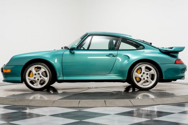 Đầu ti&ecirc;n l&agrave; việc chiếc xe thể thao Porsche 993 Turbo S 1997 n&agrave;y được chủ nh&acirc;n cũ thực hiện một chương tr&igrave;nh c&aacute; nh&acirc;n ho&aacute; rất tốn k&eacute;m v&agrave; kh&ocirc;ng c&oacute; chiếc xe n&agrave;o thứ 2 giống như vậy được sản xuất.