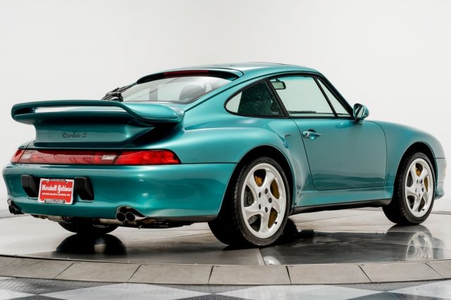 Ngoại thất chiếc Porsche 911 Turbo S 1997 n&agrave;y sở hữu m&agrave;u sơn xanh Wimbledon Green rất độc đ&aacute;o v&agrave; s&agrave;nh điệu ở tại thời điểm n&agrave;y.