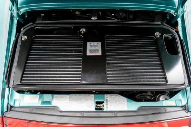 B&ecirc;n dưới nắp động cơ ph&iacute;a sau của chiếc Porsche 993 Turbo S 1997 được trang bị khối động cơ đối đỉnh, 6 xy-lanh c&oacute; dung t&iacute;ch 3.6 l&iacute;t v&agrave; kết hợp c&ugrave;ng hai bộ tăng &aacute;p KKK K-24. Sức mạnh tối đa m&agrave; xe c&oacute; thể tạo ra l&agrave; 450 m&atilde; lực, tuy nhi&ecirc;n, chiếc Porsche 993 Turbo S n&agrave;y lại d&agrave;nh cho thị trường Mỹ n&ecirc;n chỉ sở hữu c&ocirc;ng suất 424 m&atilde; lực