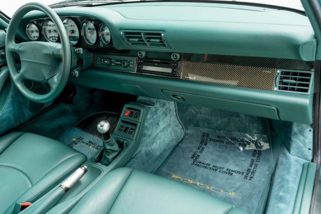 Điểm th&uacute; vị tiếp theo ch&iacute;nh l&agrave; việc b&ecirc;n trong khoang nội thất của chiếc Porsche 911 Turbo S 1997 đang rao b&aacute;n hơn 20 tỷ đồng tiếp tục được tắm với t&ocirc;ng m&agrave;u xanh l&aacute; chủ đạo. Ghế ngồi, v&ocirc;-lăng, t&aacute;p-l&ocirc; đều được bọc da m&agrave;u xanh l&aacute; Nephrite Green 