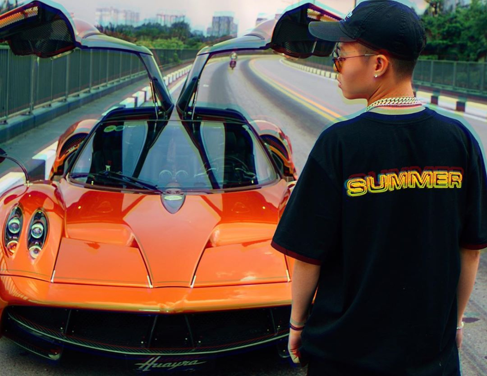 Siêu phẩm Pagani Huayra của Minh Siêu phẩm Pagani Huayra của Minh Nhựa được trang bị khối động cơ V12, dung tích 6.0 lít, tăng áp kép do Mercedes-AMG sản xuất. Trái tim này giúp Pagani Huayra sản sinh công suất tối đa 720 mã lực và mô-men xoắn cực đại 1.000 Nm.