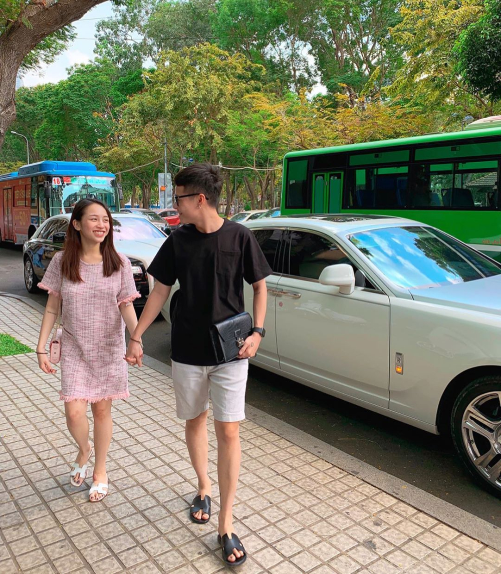 Bức ảnh gần đây nhất cho thấy con gái Minh Bức ảnh gần đây nhất cho thấy con gái Minh Nhựa đã có em bé. Phía sau là cặp đôi Rolls-Royce Ghost thuộc sở hữu của bố Minh Nhựa và mẹ ruột của Phạm Trần Nguyễn Minh Phạm
