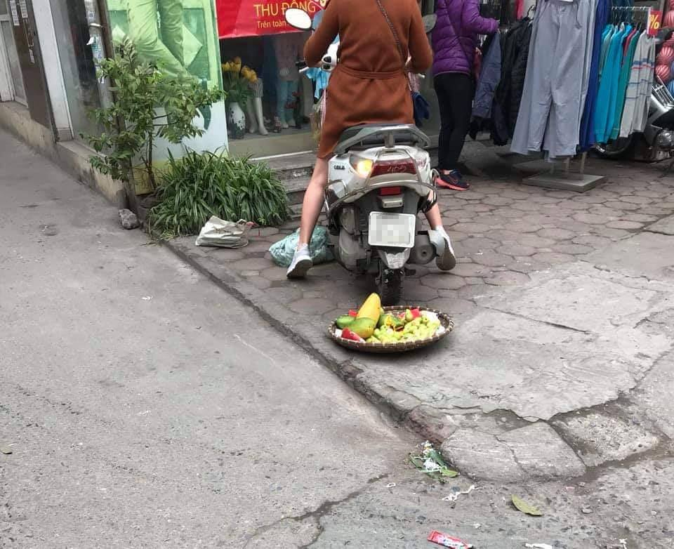 Mẹt hoa quả bị c&aacute;n n&aacute;t của người b&aacute;n h&agrave;ng rong