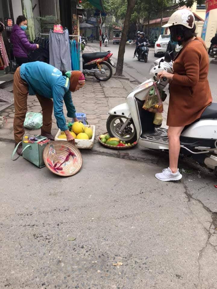 H&igrave;nh ảnh g&acirc;y kh&aacute; nhiều bức x&uacute;c cho người xem về người phụ nữ điều khiển xe m&aacute;y c&aacute;n qua mẹt hoa quả