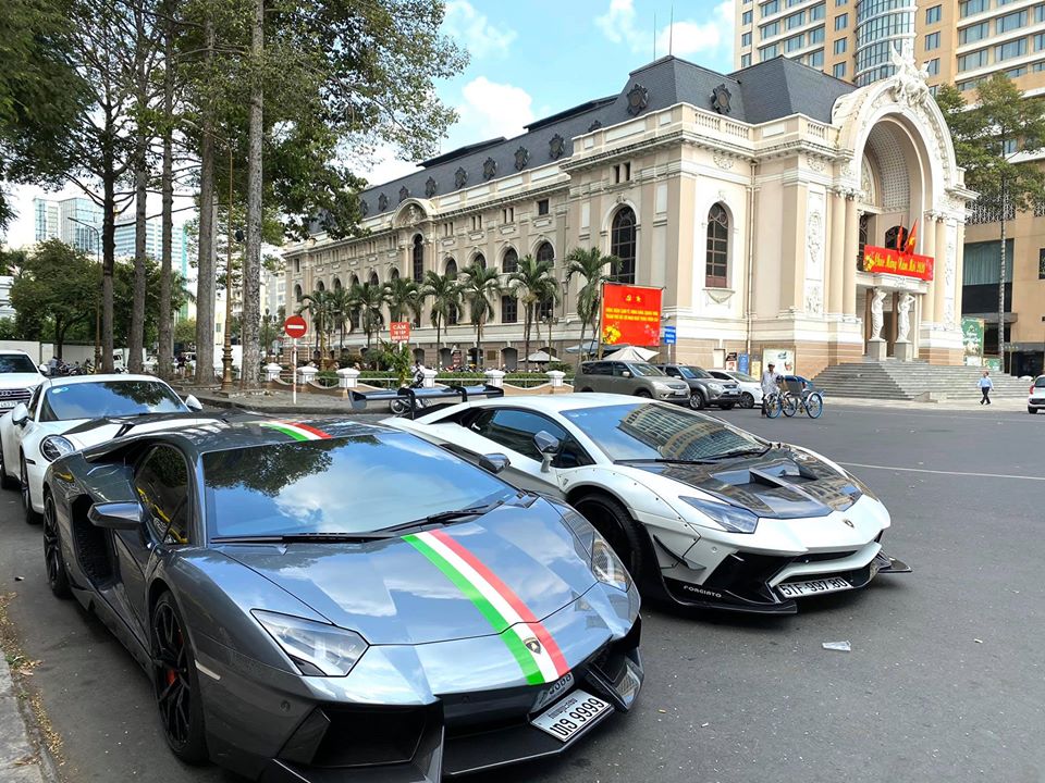 Cặp đôi siêu xe Lamborghini Aventador LP700-4 của hai nước Việt-Lào và phía sau là Porsche 911 Carrera S 2020 của Cường Cặp đôi siêu xe Lamborghini Aventador LP700-4 của hai nước Việt-Lào và phía sau là Porsche 911 Carrera S 2020 của Cường Đô-la