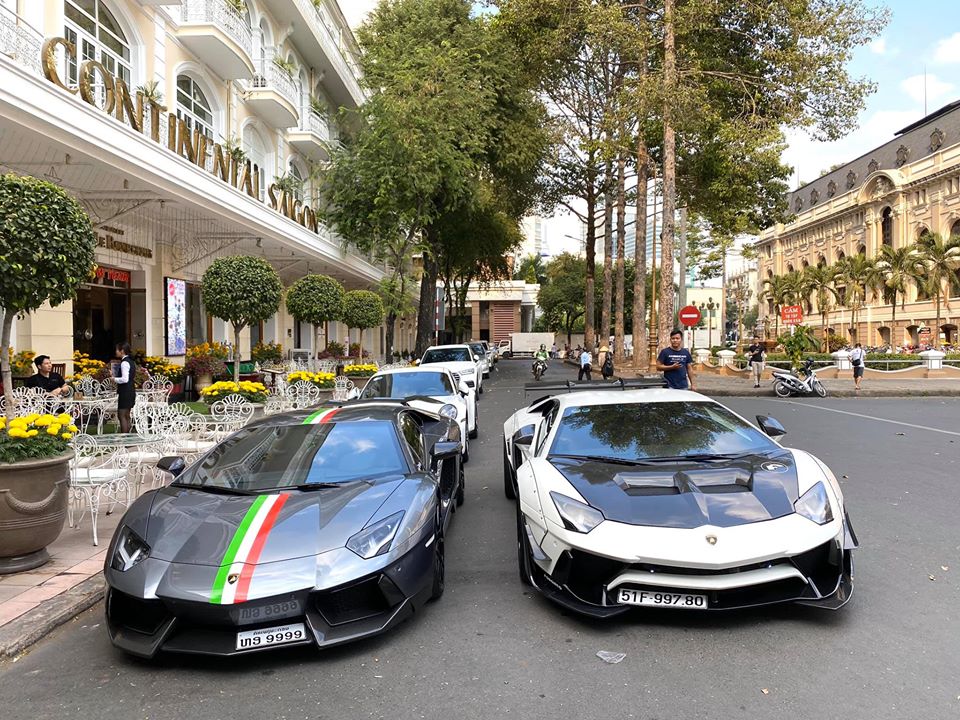 Điểm nhấn của đoàn siêu xe này là cặp đôi Lamborghini Aventador LP700-4 độ Điểm nhấn của đoàn siêu xe này là cặp đôi Lamborghini Aventador LP700-4 độ khủng của hai nước Việt-Lào giao lưu ngày cận Tết