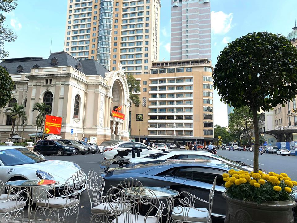 Dàn siêu xe và xe thể thao trên đường phố Sài thành dịp cận Tết Nguyên đán Dàn siêu xe và xe thể thao trên đường phố Sài thành dịp cận Tết Nguyên đán