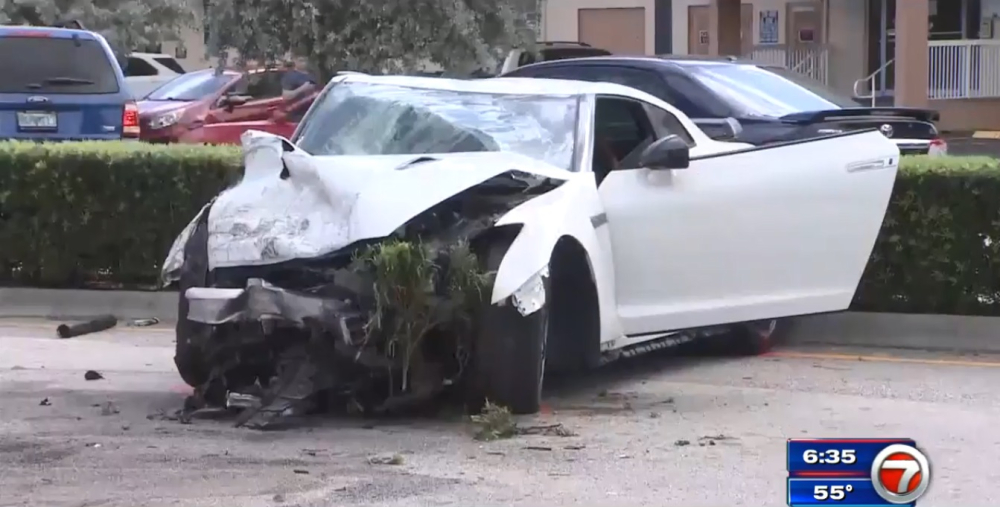 Thiệt hại của chiếc si&ecirc;u xe Nissan GT-R vượt đ&egrave;n đỏ g&acirc;y tai nạn