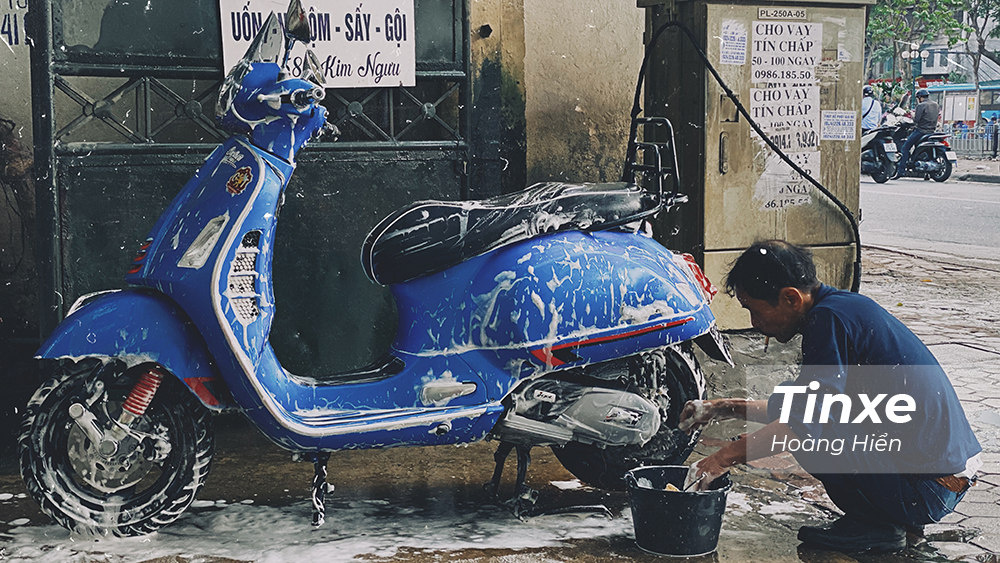 Rửa xe máy những ngày cuối năm lên tới 40.000 đồng/xe.