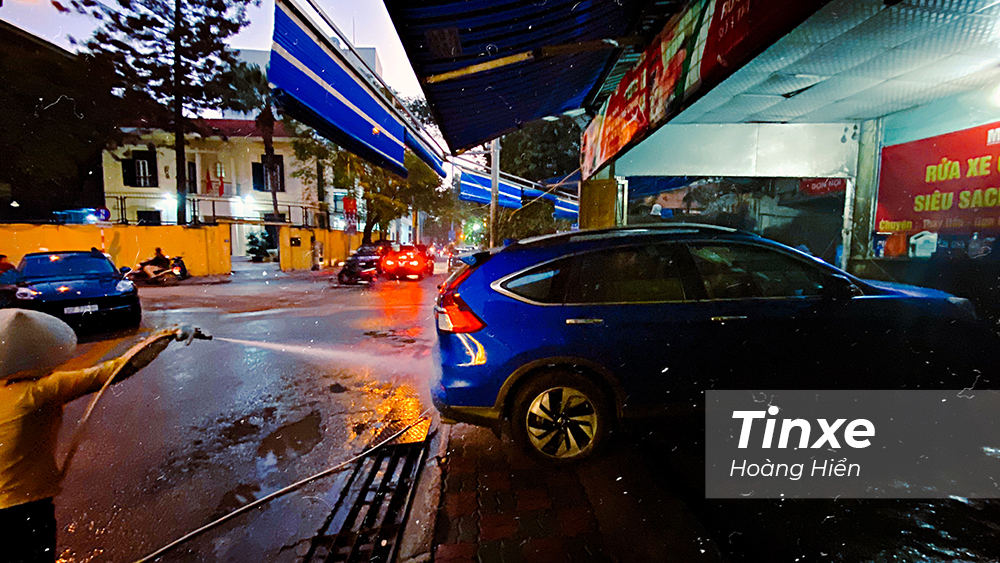 Rửa xe ô tô cũng tăng phi mã lên tới 140.000 đồng/xe.