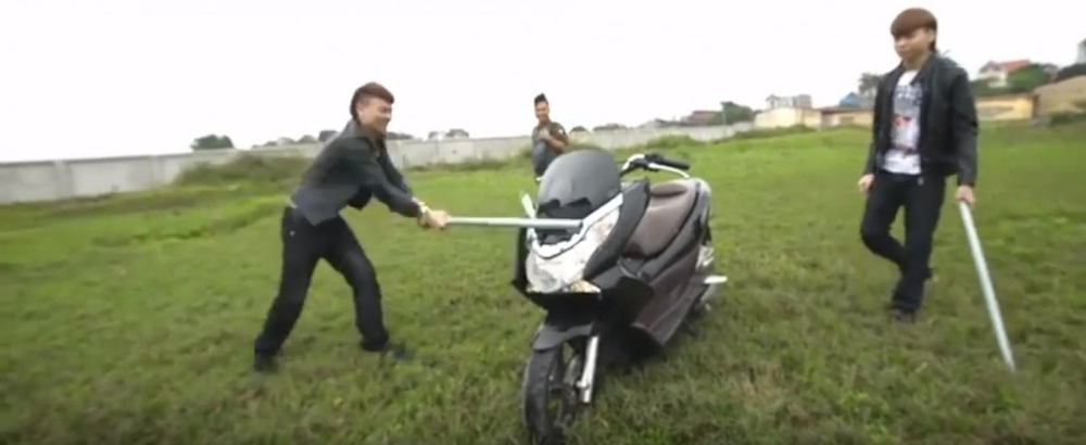 Tuy phủ nhận quan hệ với Ng&ocirc; B&aacute; Kh&aacute; (Kh&aacute; Bảnh) nhưng kh&ocirc;ng kh&oacute; để nhận ra đoạn video đốt Honda PCX để đổi lấy Pega NewTech của nh&acirc;n vật n&agrave;y l&agrave; một h&igrave;nh thức quảng b&aacute; cho chiến dịch quảng c&aacute;o của Pega
