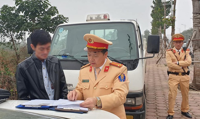 T&agrave;i xế L&ecirc; Th&agrave;nh Tuấn (49 tuổi) đ&atilde; bị c&ocirc;ng an H&agrave; Nội lập bi&ecirc;n bản xử l&yacute; vi phạm nồng độ cồn v&agrave;o s&aacute;ng ng&agrave;y 21/1/2020