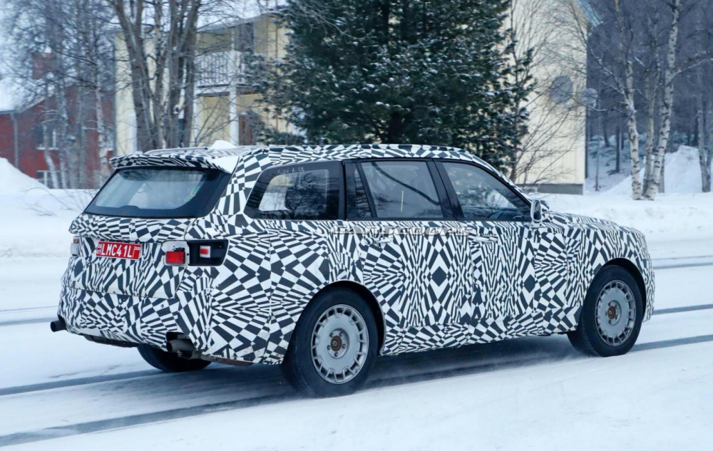 Mẫu SUV n&agrave;y c&oacute; k&iacute;ch thước kh&aacute; lớn v&agrave; thiết kế gợi li&ecirc;n tưởng đến Rolls-Royce Cullinan