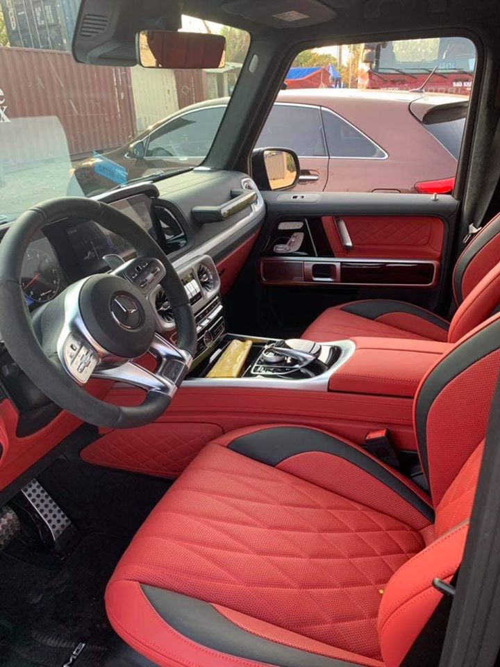 Cận cảnh khoang lái của chiếc Mercedes-AMG G63 2019 đen nhám Cận cảnh khoang lái của chiếc Mercedes-AMG G63 2019 đen nhám