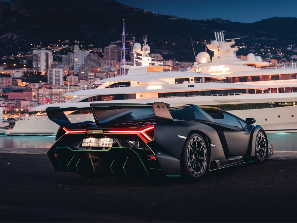 Siêu xe Lamborghini Veneno Roadster được trang bị động cơ V12, dung tích 6.5 lít, sản sinh ra công suất tối đa 750 mã lực. Siêu xe Lamborghini Veneno Roadster được trang bị động cơ V12, dung tích 6.5 lít, sản sinh ra công suất tối đa 750 mã lực.