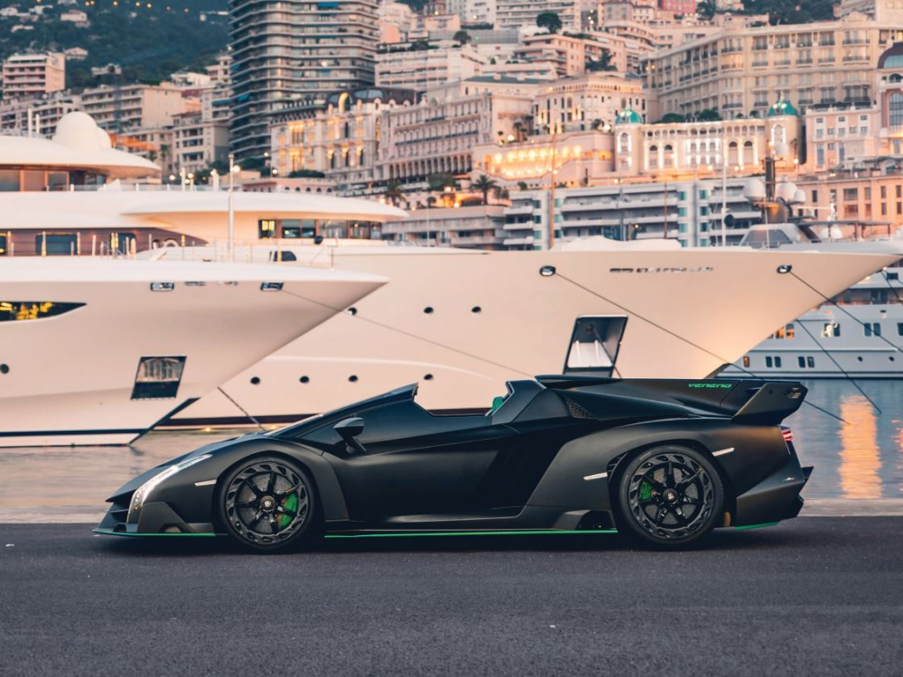 Chiếc siêu xe Lamborghini Veneno LP750-4 Roadster chuẩn bị tìm chủ nhân mới đã trải qua 2 đời chủ, gần đây nhất, xe thuộc sở hữu của một thành viên trong hoàng gia Ả Rập Xê Út. Ngoại thất của chiếc xe này được hoàn thành màu đen nhám cùng sọc lá cây để tạo điểm nhấn. Chiếc siêu xe Lamborghini Veneno LP750-4 Roadster chuẩn bị tìm chủ nhân mới đã trải qua 2 đời chủ, gần đây nhất, xe thuộc sở hữu của một thành viên trong hoàng gia Ả Rập Xê Út. Ngoại thất của chiếc xe này được hoàn thành màu đen nhám cùng sọc lá cây để tạo điểm nhấn.