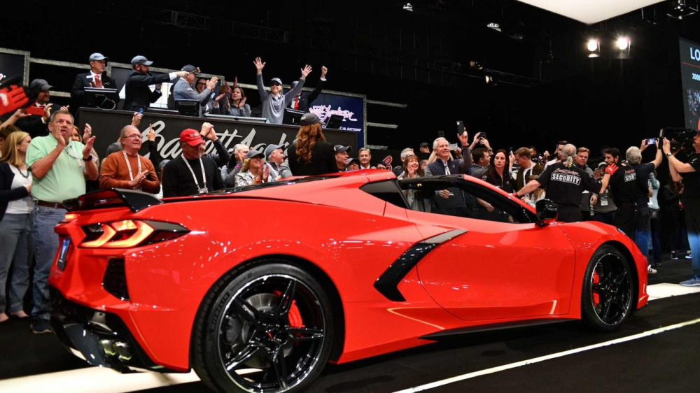 Chevrolet Corvette C8 Stingray 2020 đầu tiên xuất xưởng thuộc phiên bản 3LT đi kèm gói phụ kiện hiệu suất Z51 Performance