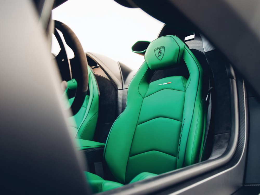 Điểm ấn tượng khác của chiếc siêu xe mui trần Lamborghini Veneno LP750-4 Roadster sắp được rao bán chính là việc nội thất xe được tắm trong màu xanh lá cây rất nổi bật. Điểm ấn tượng khác của chiếc siêu xe mui trần Lamborghini Veneno LP750-4 Roadster sắp được rao bán chính là việc nội thất xe được tắm trong màu xanh lá cây rất nổi bật.