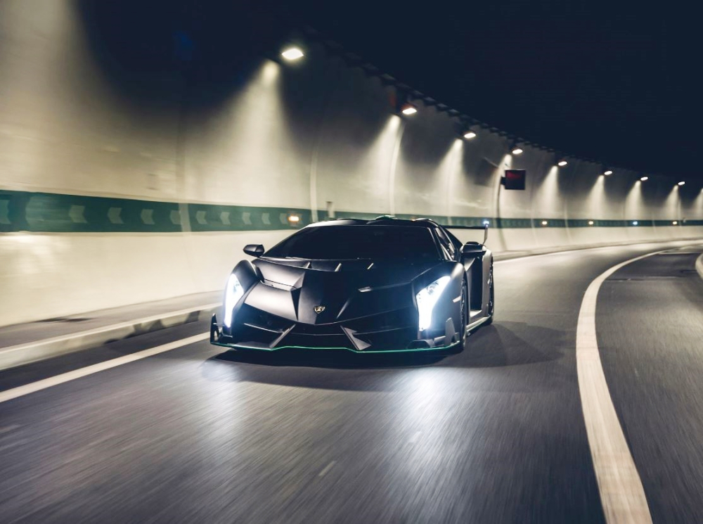 Vào ngày 5 tháng 2 tới đây, đơn vị đấu giá nổi tiếng RM Sotheby’s sẽ mang 1 trong số 9 chiếc siêu xe mui trần Lamborghini Veneno LP750-4 Roadster được sản xuất trên thế giới đến “kinh đô ánh sáng” của nước Pháp để tìm chủ nhân mới. Mức giá mà đơn vị này ước tính thu về là 5 triệu đến 6,1 triệu đô la, tương đương 115 tỷ đến 141 tỷ đồng. Đây chỉ là mức giá dự kiến, con số cuối cùng có thể cao hơn mức 6,1 triệu đô la hoặc thấp hơn con số 5 triệu đô la. Vào ngày 5 tháng 2 tới đây, đơn vị đấu giá nổi tiếng RM Sotheby’s sẽ mang 1 trong số 9 chiếc siêu xe mui trần Lamborghini Veneno LP750-4 Roadster được sản xuất trên thế giới đến “kinh đô ánh sáng” của nước Pháp để tìm chủ nhân mới. Mức giá mà đơn vị này ước tính thu về là 5 triệu đến 6,1 triệu đô la, tương đương 115 tỷ đến 141 tỷ đồng. Đây chỉ là mức giá dự kiến, con số cuối cùng có thể cao hơn mức 6,1 triệu đô la hoặc thấp hơn con số 5 triệu đô la.