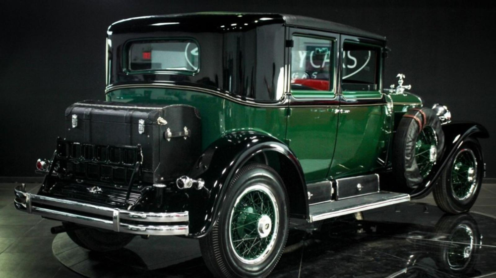 Chiếc Cadillac được sơn màu xanh giống xe cảnh sát thời bấy giờ Chiếc Cadillac được sơn màu xanh giống xe cảnh sát thời bấy giờ
