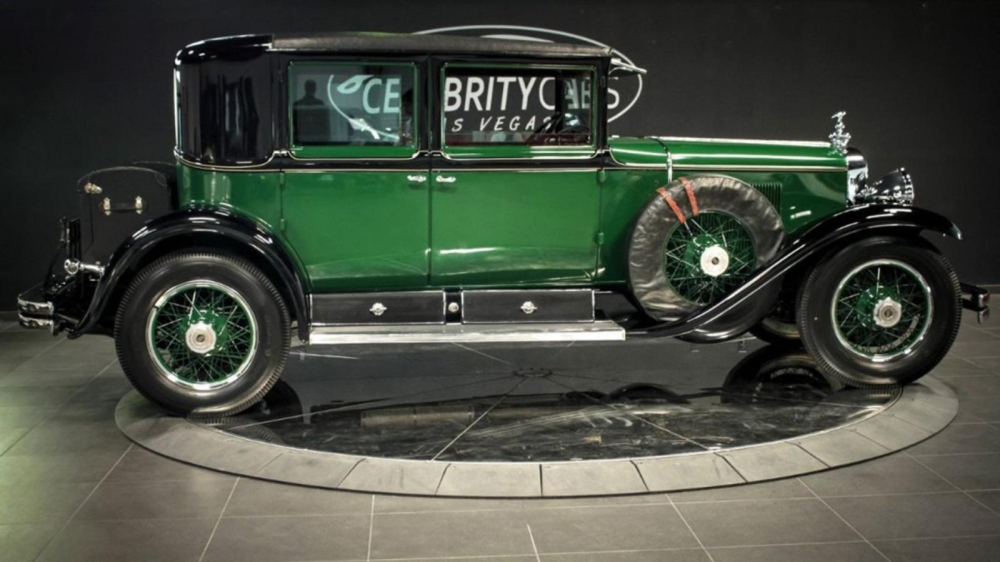 Chiếc Cadillac Town Sedan 1928 của Al Capone được trang bị kính cửa sổ dày hơn 25 mm Chiếc Cadillac Town Sedan 1928 của Al Capone được trang bị kính cửa sổ dày hơn 25 mm