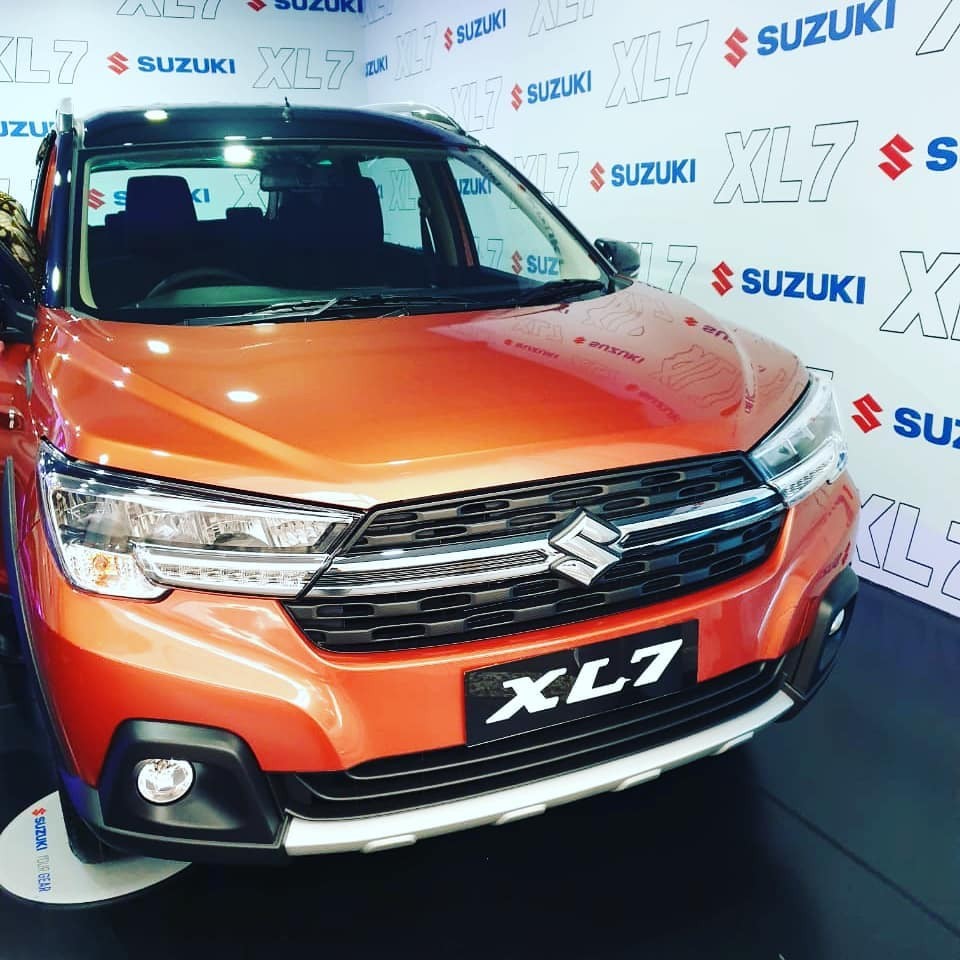 Suzuki XL7 2020 tại Indonesia c&oacute; m&agrave;u cam kh&aacute;c với XL6 ở Ấn Độ