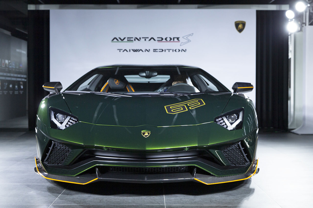 Phiên bản nâng cấp của dòng siêu xe Lamborghini Aventador đã được vén màn cách đây hơn 3 năm, hiện có không ít người chọn Lamborghini Aventador S để làm bạn đồng hành, cũng chính vì đó mà các đại gia ở Đài Loan đã nghĩ ra sự khác biệt khi yêu cầu đại lý chính hãng ở đây mang đến những chiếc Lamborghini Aventador S độc quyền ở Đài Loan. Phiên bản nâng cấp của dòng siêu xe Lamborghini Aventador đã được vén màn cách đây hơn 3 năm, hiện có không ít người chọn Lamborghini Aventador S để làm bạn đồng hành, cũng chính vì đó mà các đại gia ở Đài Loan đã nghĩ ra sự khác biệt khi yêu cầu đại lý chính hãng ở đây mang đến những chiếc Lamborghini Aventador S độc quyền ở Đài Loan.