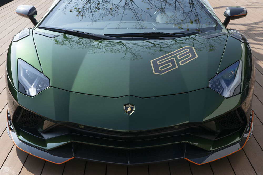 1 trong 5 chiếc siêu xe Lamborghini Aventador S Taiwan Edition độc quyền đến Đài Loan có ngoại thất sơn màu xanh kim loại đi kèm các chi tiết bằng carbon và sọc màu cam rất nổi bật. 1 trong 5 chiếc siêu xe Lamborghini Aventador S Taiwan Edition độc quyền đến Đài Loan có ngoại thất sơn màu xanh kim loại đi kèm các chi tiết bằng carbon và sọc màu cam rất nổi bật.