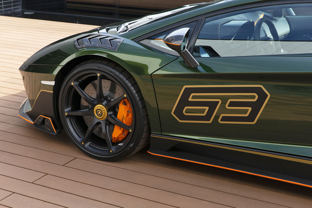 Trên các vòm bánh xe của Lamborghini Aventador S Taiwan Edition có thêm các khe gió rất cá tính nhằm để tạo sự khác biệt so với bản tiêu chuẩn. Trên các vòm bánh xe của Lamborghini Aventador S Taiwan Edition có thêm các khe gió rất cá tính nhằm để tạo sự khác biệt so với bản tiêu chuẩn.