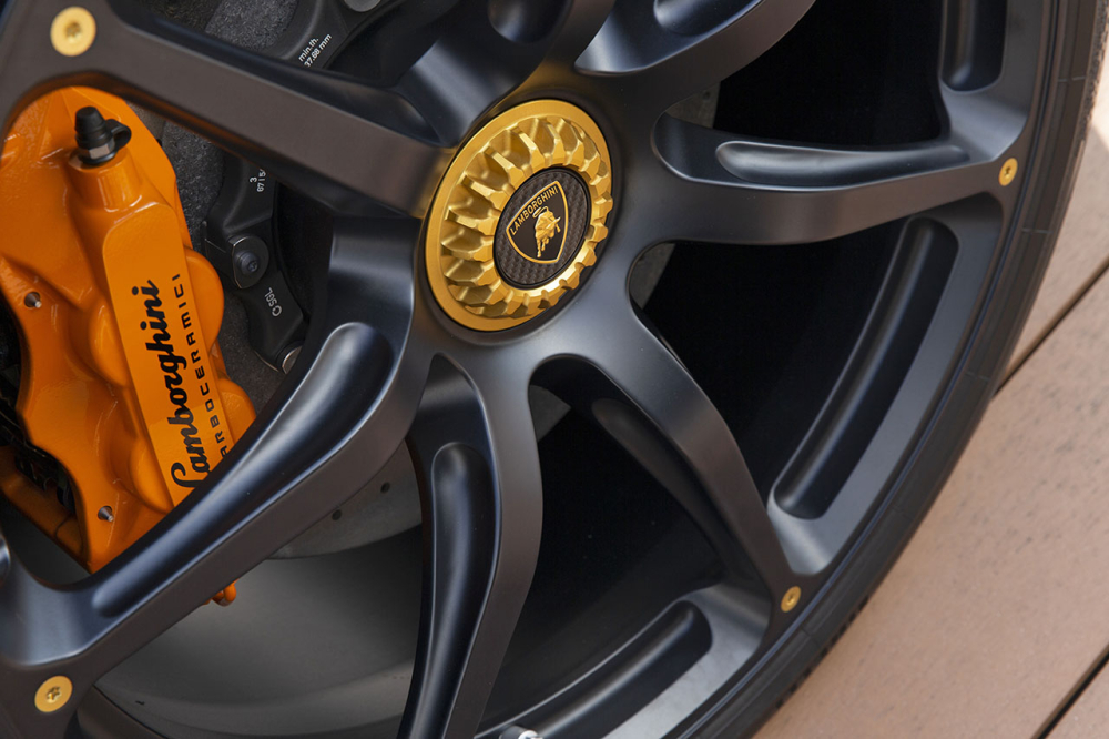 Chưa hết, chiếc siêu xe Lamborghini Aventador S Taiwan Edition đầu tiên lộ diện còn có bộ mâm thửa riêng sơn màu đen nhám cùng các con ốc màu cam, chụp mâm xe màu đen hay khoá bánh xe màu cam nổi bật. Kế đến là kẹp phanh sơn màu cam rực. Chưa hết, chiếc siêu xe Lamborghini Aventador S Taiwan Edition đầu tiên lộ diện còn có bộ mâm thửa riêng sơn màu đen nhám cùng các con ốc màu cam, chụp mâm xe màu đen hay khoá bánh xe màu cam nổi bật. Kế đến là kẹp phanh sơn màu cam rực.